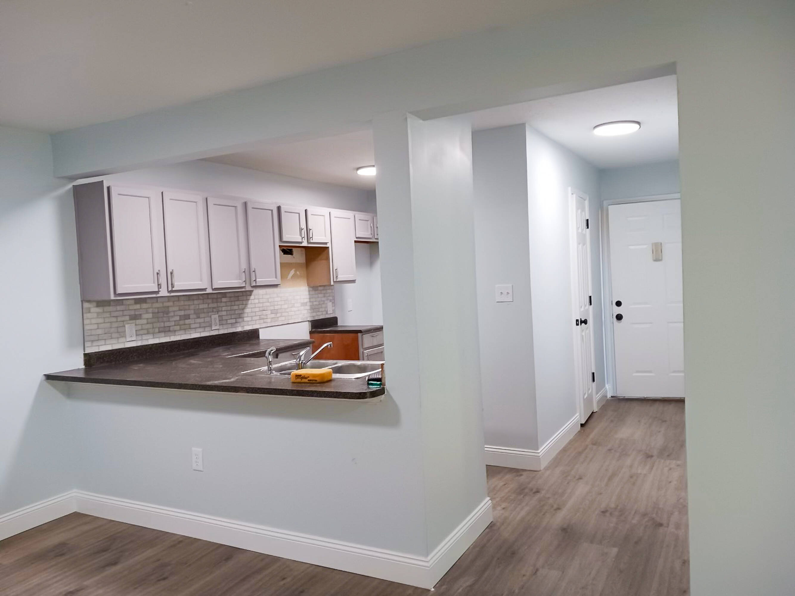 Kitchen-with-upgrded-applicances-at-The-Savoy-Apartments