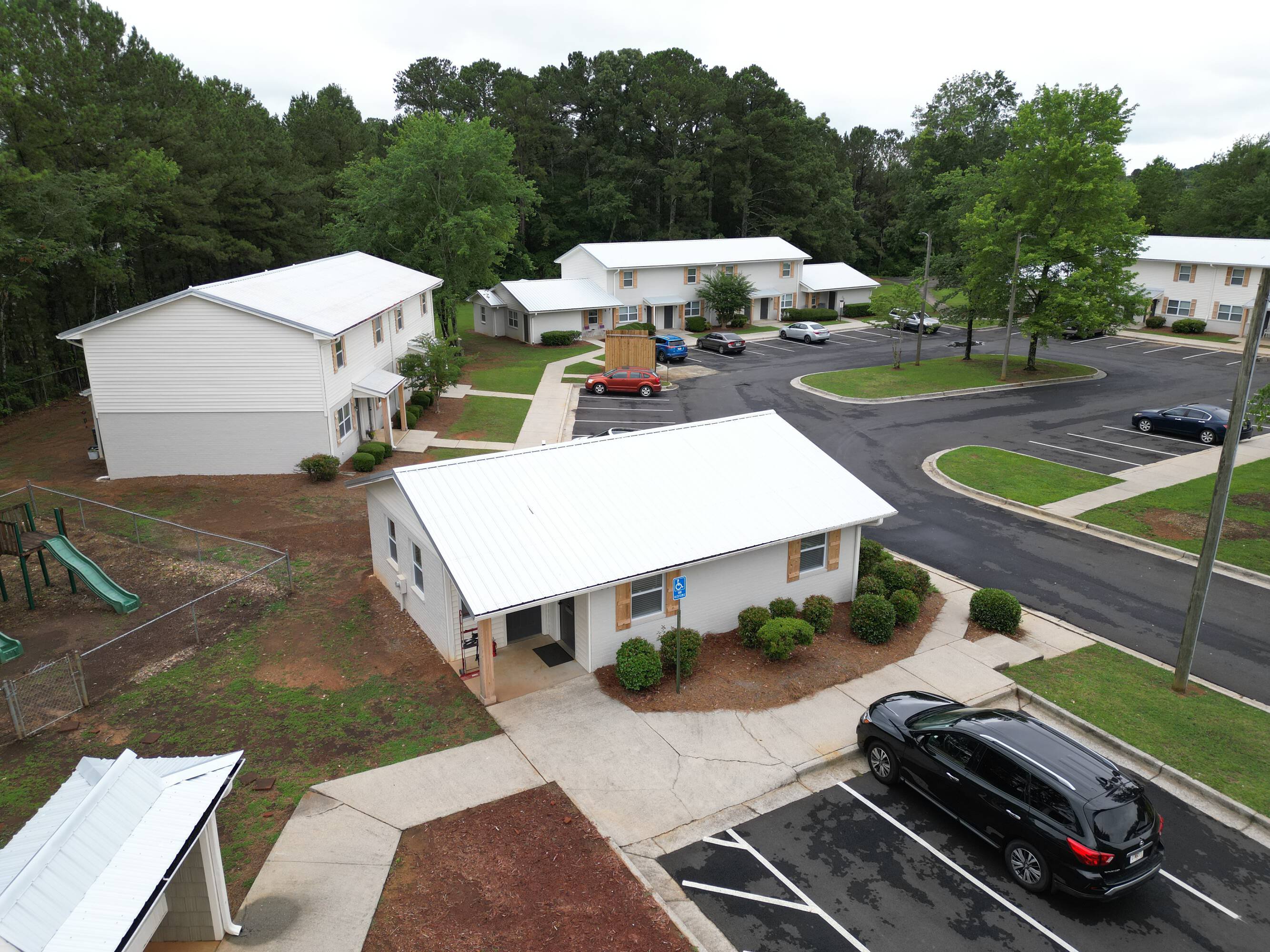 Leasing office and surrounding apartment homes at The Savoy Apartments, located in Cartersville, GA